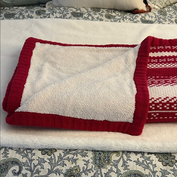 Martha Stewart Festive Red and White Knit Throw - Picture 2 of 5